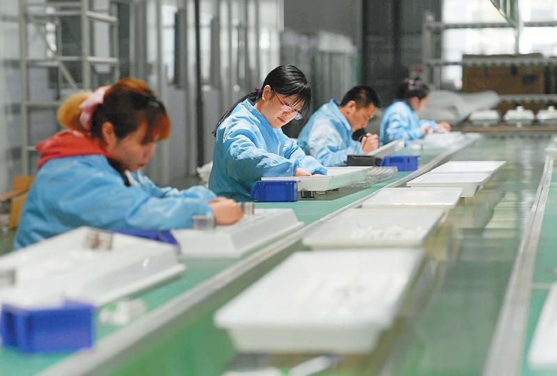 德阳高新科技企业生产线上一派繁忙 工人们正加紧生产