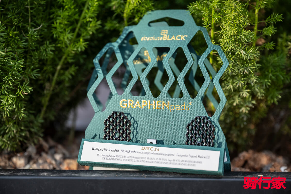 造型独特并加入石墨烯材料 AbsoluteBlack Graphenpads来令片