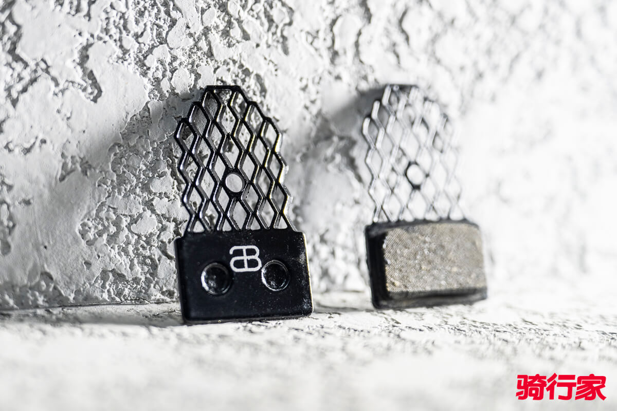 造型独特并加入石墨烯材料 AbsoluteBlack Graphenpads来令片