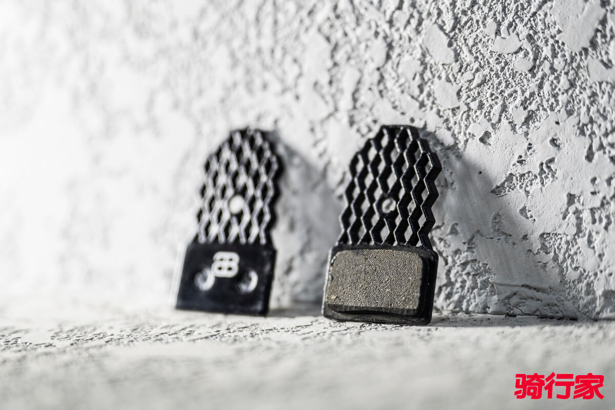 造型独特并加入石墨烯材料 AbsoluteBlack Graphenpads来令片