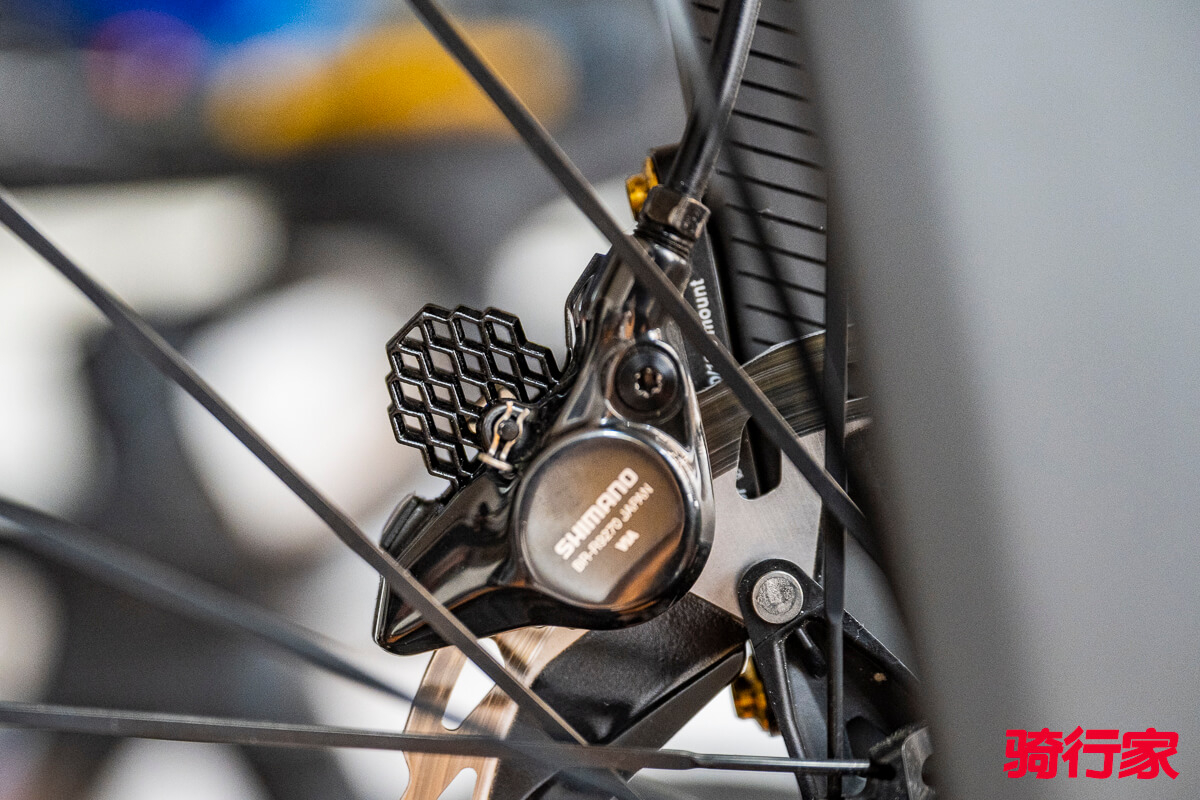 造型独特并加入石墨烯材料 AbsoluteBlack Graphenpads来令片