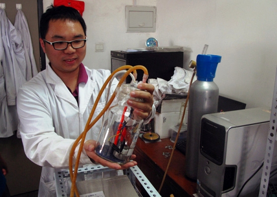 南开研究“可呼吸”电池获进展  首次以石墨烯用作空气电极