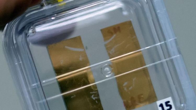 使用创新的冶金方法生产的石墨烯，在罗兹理工大学的专业实验室向记者展示。生产方法由Piotr Kula教授领导的团队开发。照片：PAP/Grzegorz Michałowski 14.01.2015。