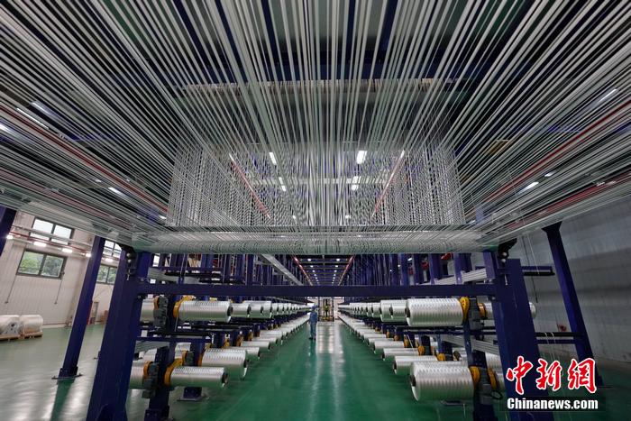 资料图：国产大丝束碳纤维生产线。