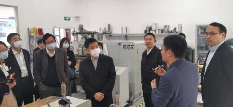 江汉大学校长景新华携江汉大学副校长等一行20余人在江岸区区政府领导陪同下视察汉稀科技