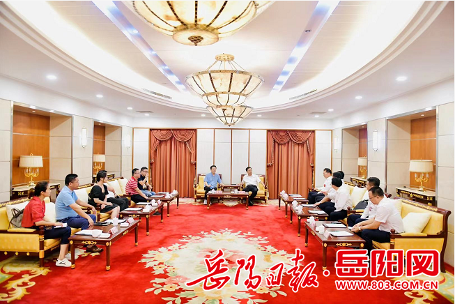 王一鸥与来岳考察的中科院上海硅酸研究所专家和客商会谈