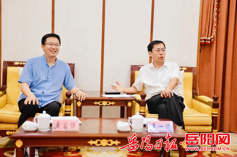 王一鸥与来岳考察的中科院上海硅酸研究所专家和客商会谈