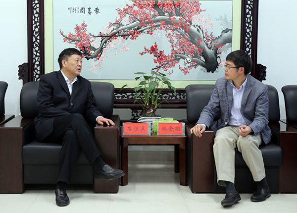 中科院金属所成会明院士来郑州轻工业学院进行学术交流