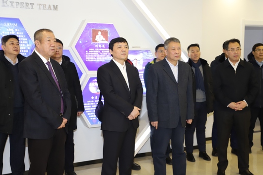 黑龙江大学校长付宏刚到宝泰隆公司调研