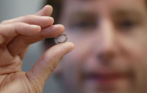 美推出夜视隐形眼镜 或取代军用头盔夜视镜(图)