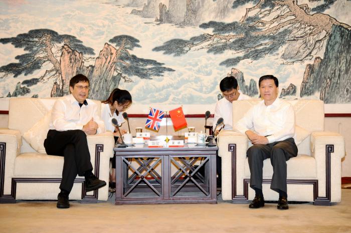 夏耕出席山东晶泰星光电科技有限公司与英国石墨烯照明公司合并签约仪式