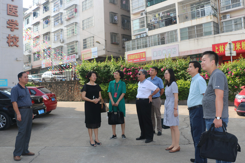 中国石墨烯产业奠基人冯冠平教授考察广西中医药大学