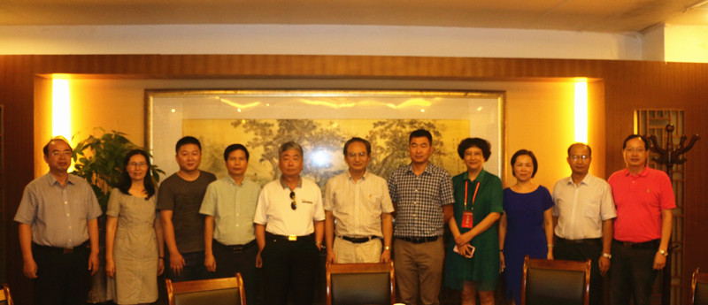 中国石墨烯产业奠基人冯冠平教授考察广西中医药大学