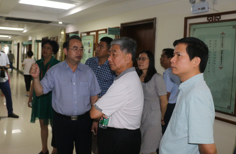 中国石墨烯产业奠基人冯冠平教授考察广西中医药大学