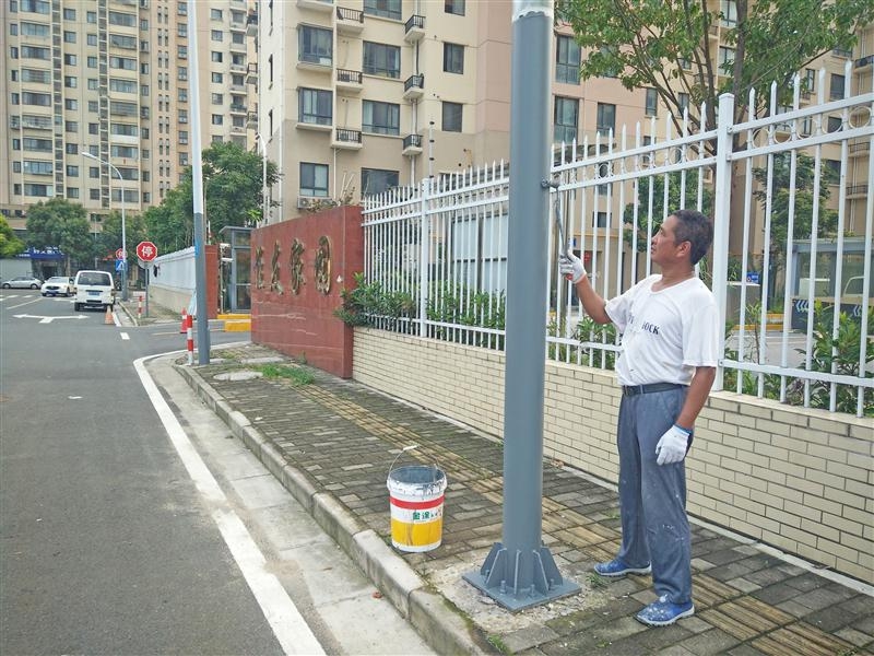 路灯杆用上新型涂料 既“美颜”又防“牛皮癣”