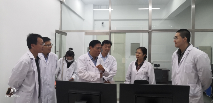 唐山市政协副主席崔武成到唐山学院市石墨烯应用技术公共服务平台调研指导工作