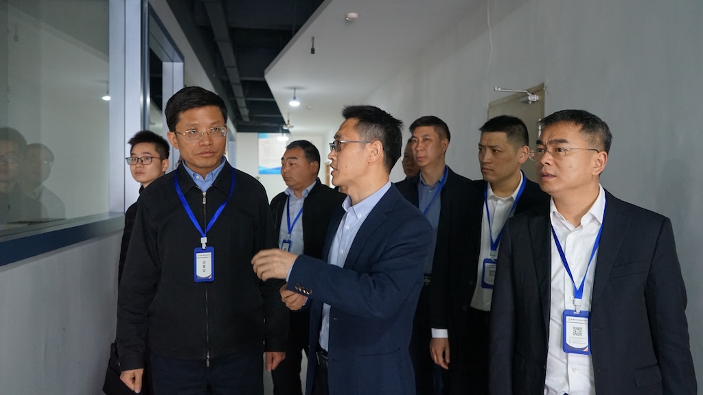 恩施州委常委、利川市委书记一行莅临高烯科技参观考察