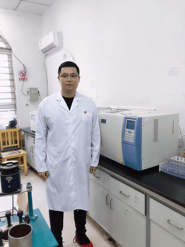 渤海大学ACS AMI：掺杂Ca2+增强二氧化钛/石墨烯界面电荷转移提高电导率