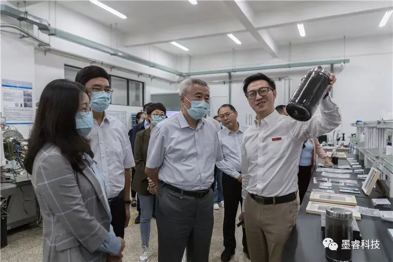 全国政协副主席、九三学社中央常务副主席邵鸿听取墨睿科技董事长蔡金明介绍石墨烯导热膜产品