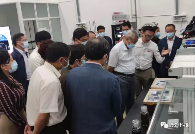 全国政协副主席、九三学社中央常务副主席邵鸿听取墨睿科技董事长蔡金明介绍石墨烯导热膜产品