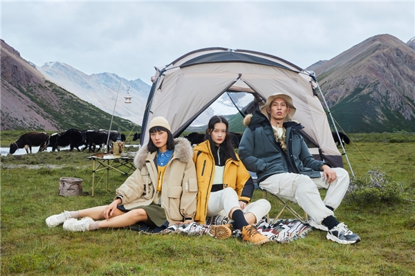 雪中飞发布高峰滑雪系列“解冻服”，助力年轻人的探索之旅