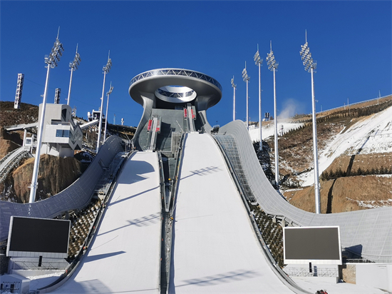 张家口冬奥跳台与越野滑雪场馆元旦前全部完工 贴合抛面曲线设计更安全
