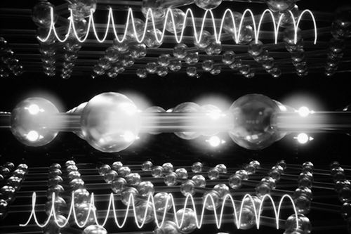 “魔角”石墨烯 真的有“魔法” 超导新材料有助开发拓扑量子计算平台