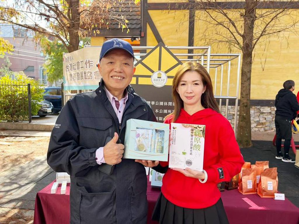 华瀚农业科技董事长宋权磷(左)、柏乐行销管理顾问执行长许心瑜说，绿原酸体验组以公益认购价贩售，所得将提拨3成捐给开心厨房！（图／业者提供）