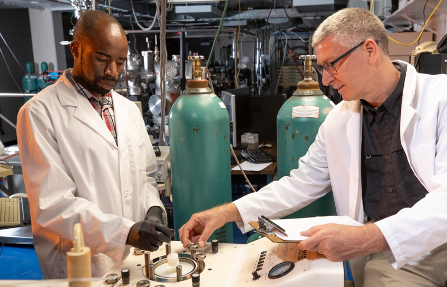 左起：博士生 Ferdinand Harerimana 和 Paul Thibado 教授在他的实验室里。