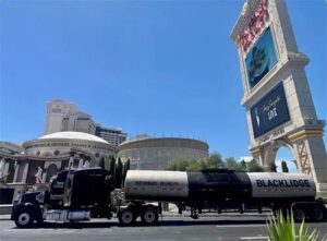 Blacklidge 已在美国各地铺设或重新铺设了许多竞争性赛道，其中包括一条新的拉斯维加斯赛道。