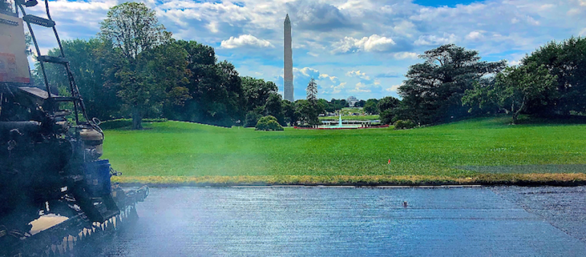 Blacklidge 在华盛顿特区的白宫前应用其获得专利的美国制造沥青解决方案 UltraFuse，以延长路面的使用寿命。 它具有光泽、乌黑的表面效果，并在 30 秒内固化。 我们通过 UltraFuse® 交付