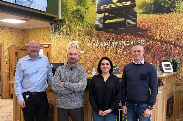 四个人站在罗杰·布利万特海报前