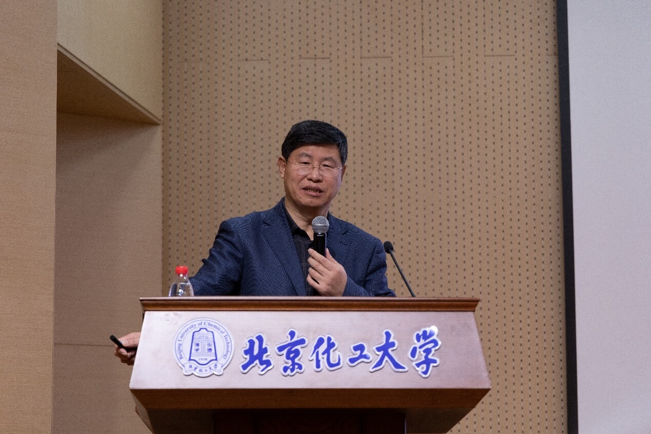 学校举办“大师讲坛”——中国科学院院士刘忠范应邀作“石墨烯新材料”专题讲座