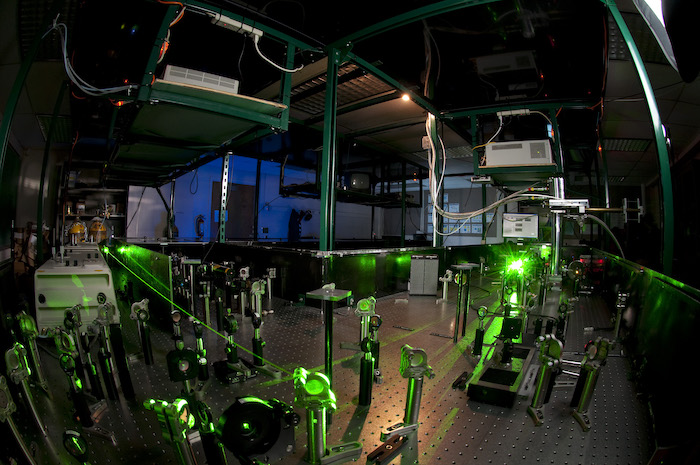 超快激光器绘制石墨烯中电子“弹道”轨迹图，对下一代电子设备的影响