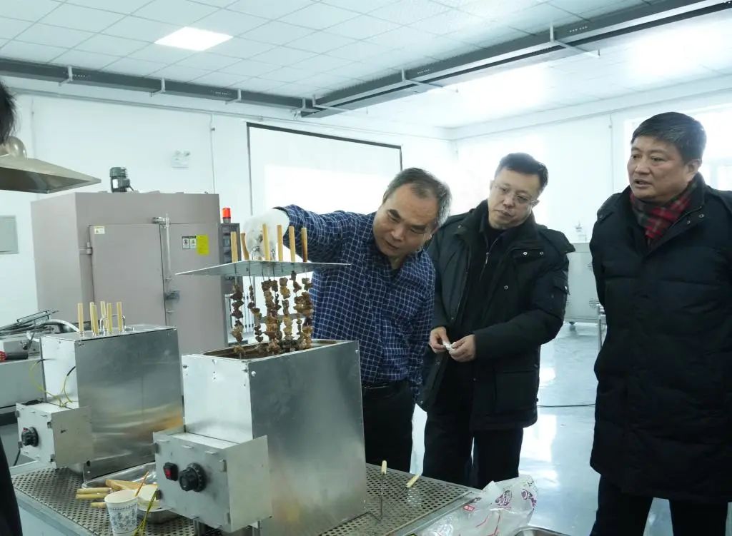 升温快、无油烟、烤制更健康……黑龙江这个团队研发的“石墨芯”电烤炉 让撸串也变得更健康