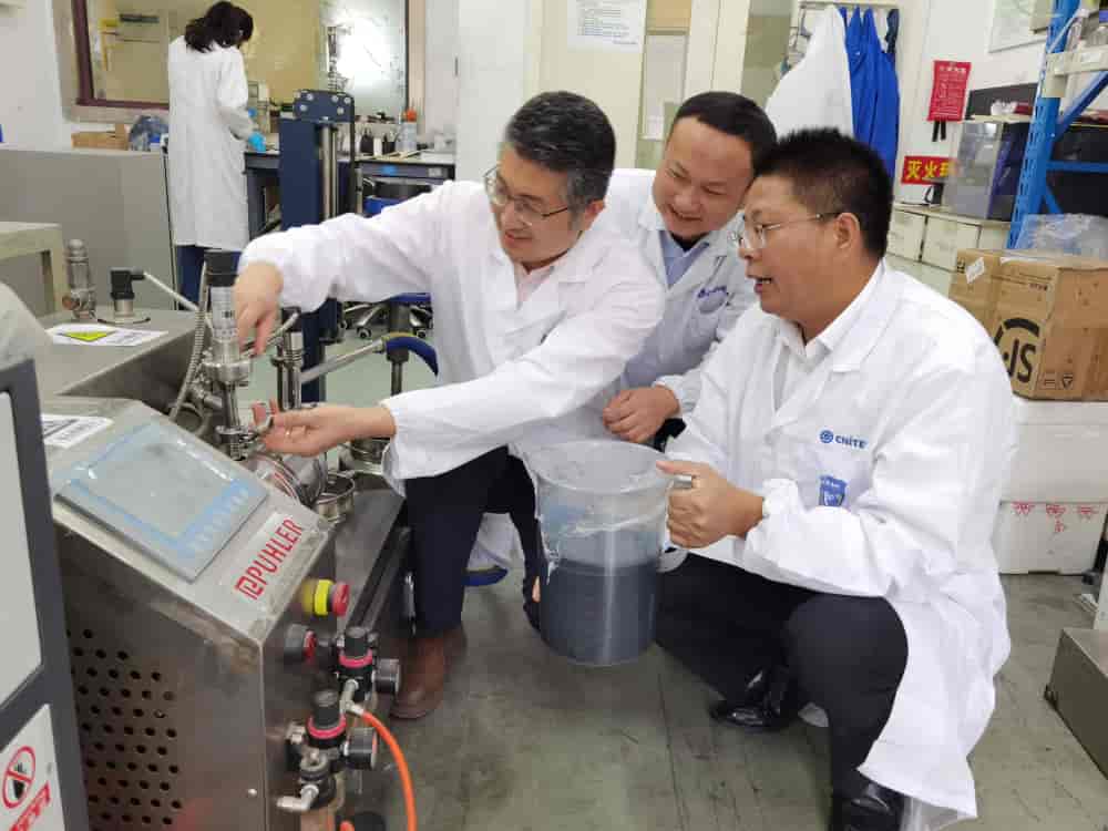 一鉴观察｜降薪20%、八成人员流失……他们15年熬成石墨烯“国家队”