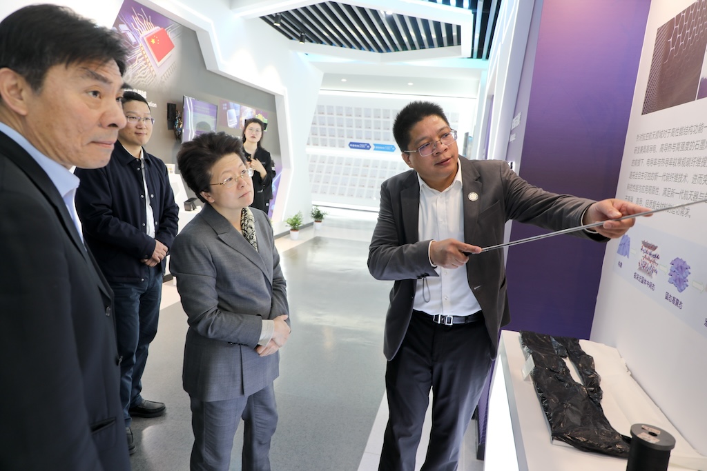 一鉴观察｜降薪20%、八成人员流失……他们15年熬成石墨烯“国家队”