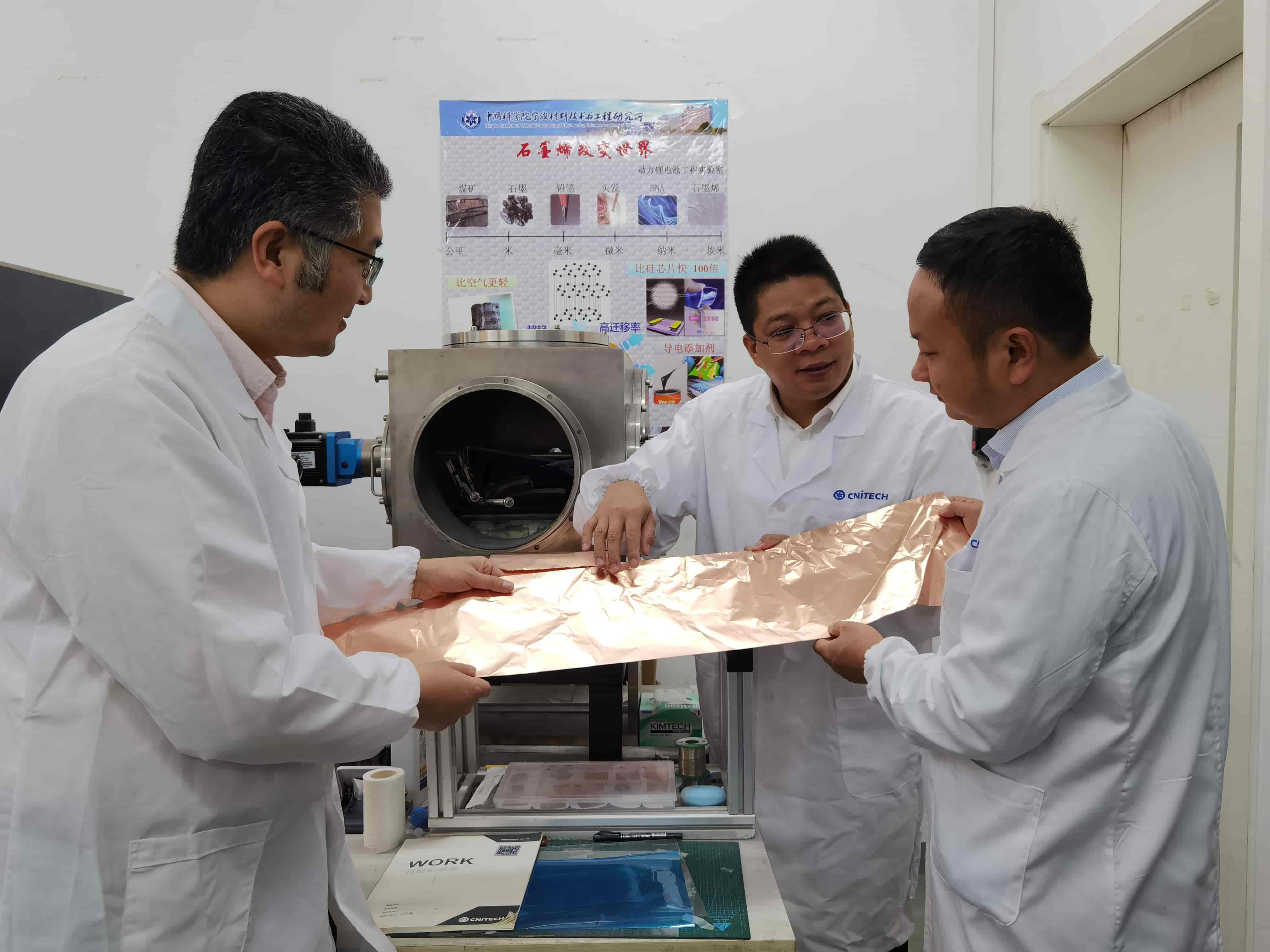 一鉴观察｜降薪20%、八成人员流失……他们15年熬成石墨烯“国家队”