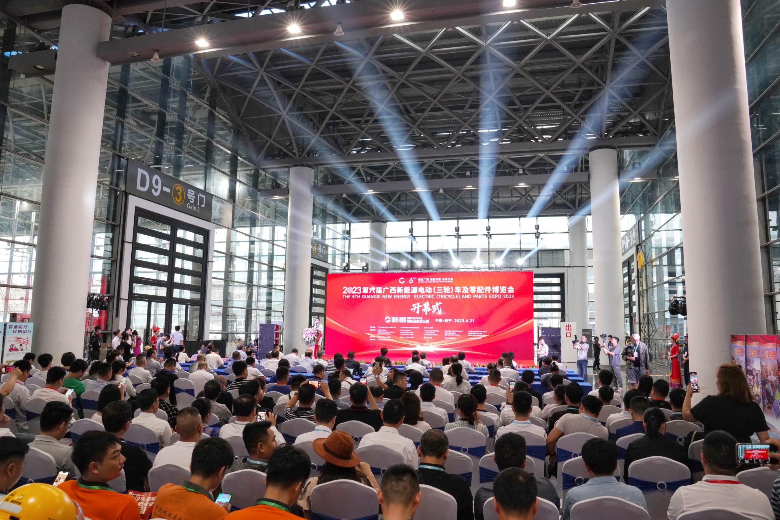 第六届广西新能源电动车博览会启幕 两款“河池智造”第三代石墨烯电池亮相