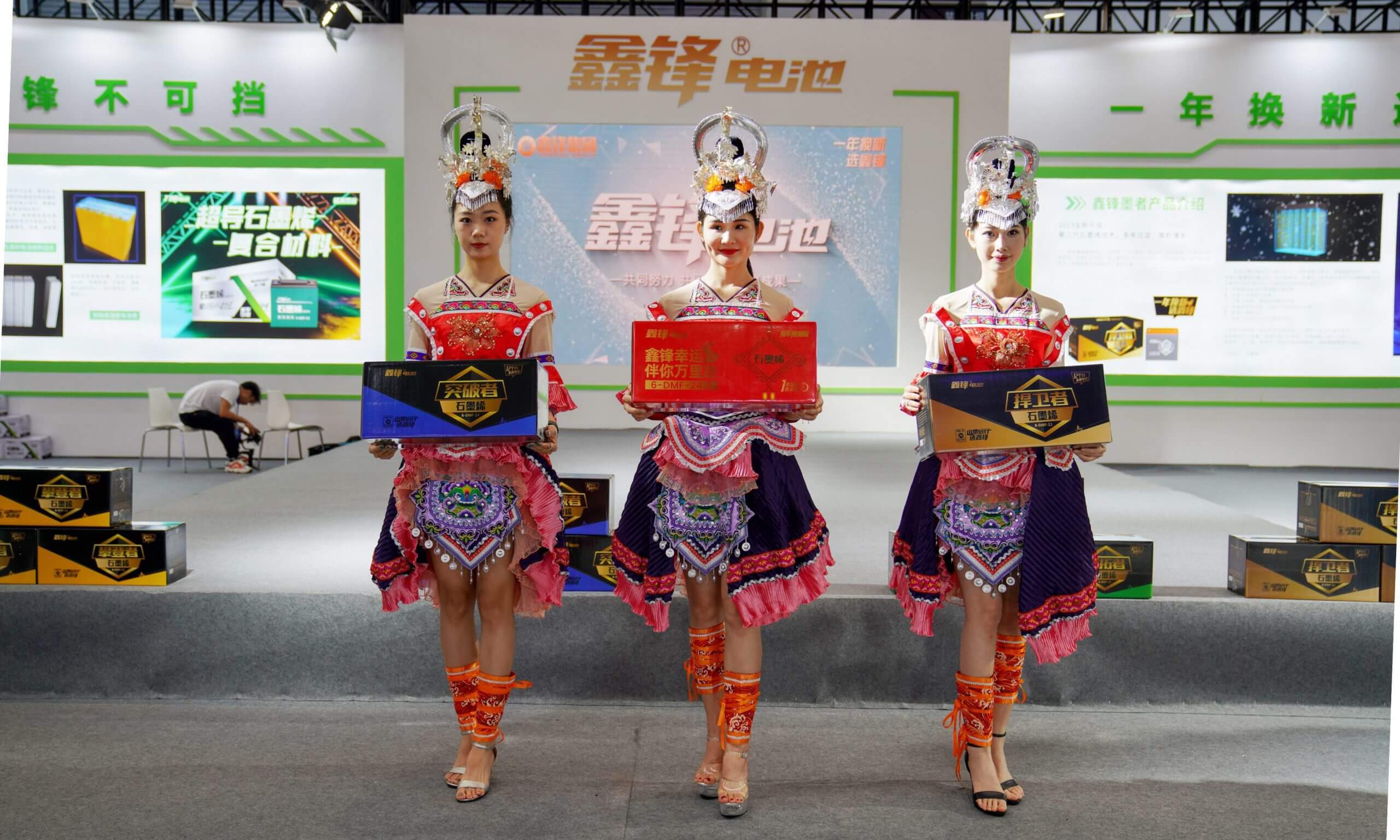 第六届广西新能源电动车博览会启幕 两款“河池智造”第三代石墨烯电池亮相