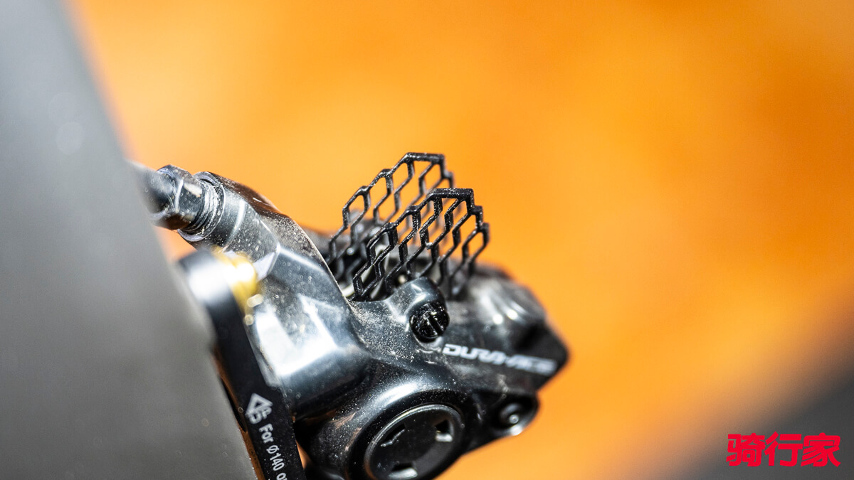 造型独特并加入石墨烯材料 AbsoluteBlack Graphenpads来令片