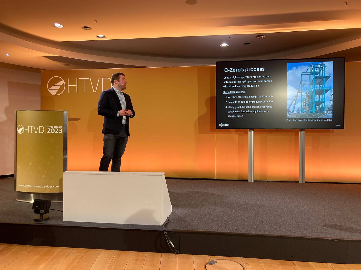 C-Zero首席执行官扎克·琼斯 (Zach Jones) 出席在德国德累斯顿举行的高科技风险日会议