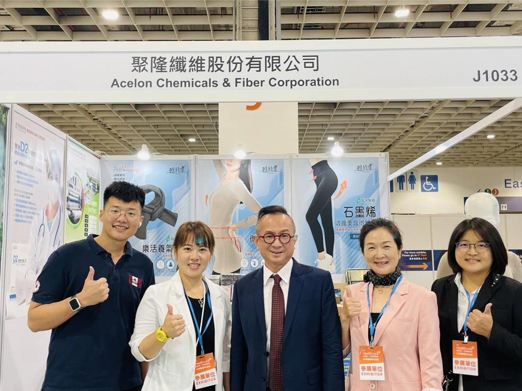 图文：尼龙加工丝厂聚隆在今年的台湾医疗展推出创新石墨烯机能居家纺织品。图中为聚茂生技总经理赖明毅。图／袁延寿