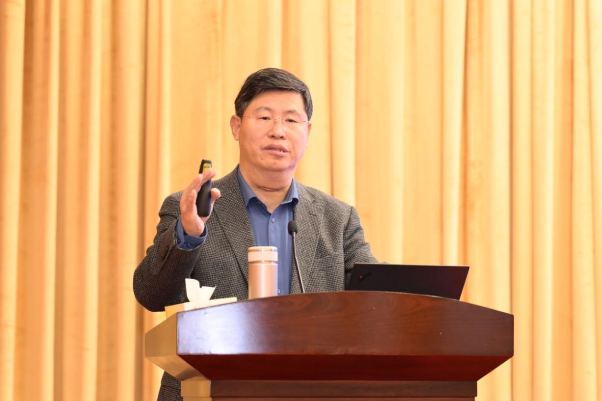 刘忠范出席河南发展高层论坛暨第二届中国（郑州）产业创新发展峰会