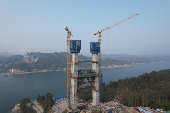 张官高速洞庭溪沅水特大桥新春从新打造桥塔“金钟罩”