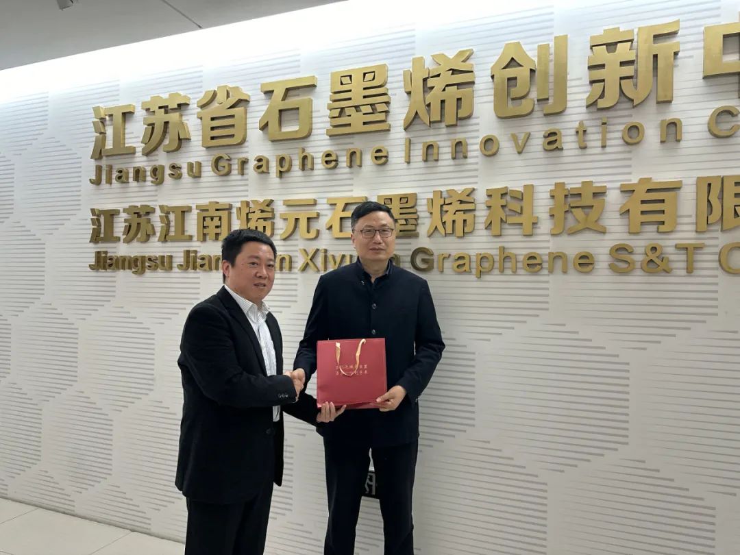 江苏江南烯元石墨烯科技有限公司总经理获领“常商服务卡”
