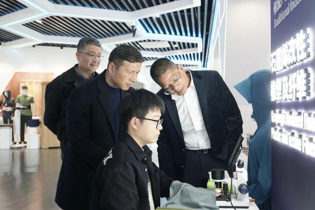中国科学院宁波材料所党委书记、副所长张家元调研国家石墨烯创新中心