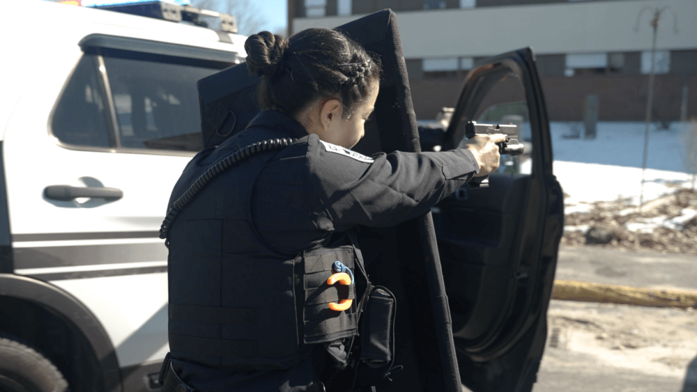 先进材料为执法和学校安全打造强大、轻便的盾牌 结合了世界上最强的材料石墨烯和最轻的气凝胶