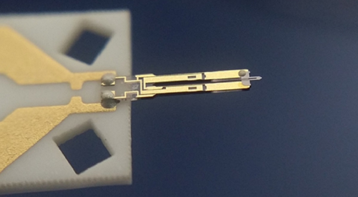 通过水辅助聚焦电子束诱导蚀刻去除石墨烯--揭示剂量和停留时间对蚀刻曲线和二氧化硅基底形貌变化的影响