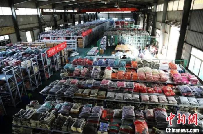 “国民顶流”冲锋衣，带着这个小县城“冲疯”了